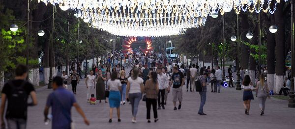 К Дню независимости Узбекистана, который состоится 1 сентября, город украшают иллюминацией и флагами. - Sputnik Узбекистан