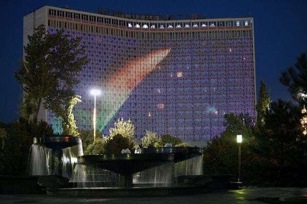 Праздничное световое представление на фасаде гостиницы Узбекистан. - Sputnik Узбекистан