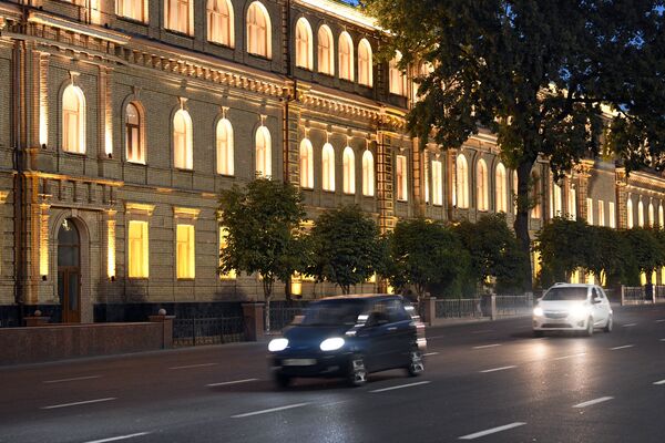 Здание Ташкентского юридического института вечером смотрится особенно эффектно - Sputnik Узбекистан