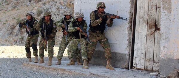 Военнослужащие Узбекистана во время учений Военнослужащие Узбекистана во время учений - Sputnik Ўзбекистон