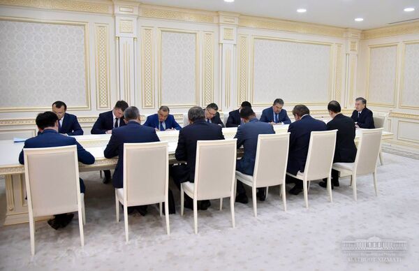 Мирзиёев: люди должны зарабатывать на грузовом транспорте - Sputnik Узбекистан