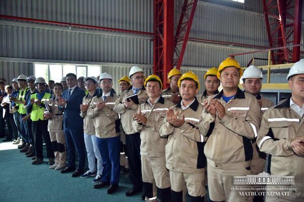 Мирзиёев поучаствовал в запуске нового цеха металлургического комбината - Sputnik Узбекистан