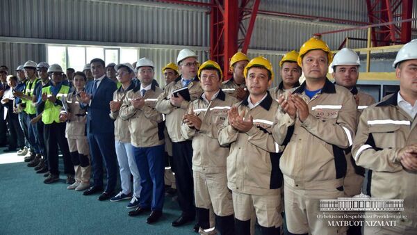 Prezident Respubliki Uzbekistan Shavkat Mirziyoyev vo vremya vizita na  Uzbekskiy metallurgicheskiy kombinat - Sputnik O‘zbekiston