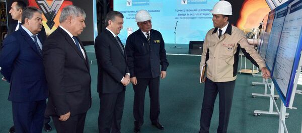 Президент Республики Узбекистан Шавкат Мирзиёев во время визита на  Узбекский металлургический комбинат - Sputnik Узбекистан