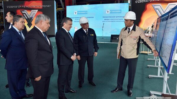 Президент Республики Узбекистан Шавкат Мирзиёев во время визита на  Узбекский металлургический комбинат - Sputnik Узбекистан