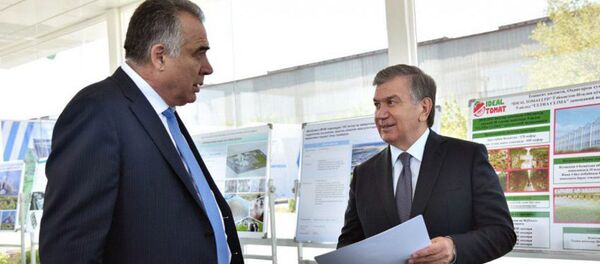 Шавкат Мирзиёев ознакомился с презентацией проектов по социально-экономическому развитию Ташкентской области Шавкат Мирзиёев ознакомился с презентацией проектов по социально-экономическому развитию Ташкентской области - Sputnik Ўзбекистон