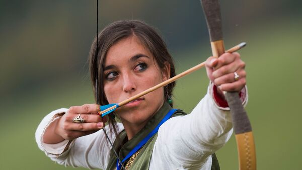Участница соревнований в стрельбе из лука на Всемирных играх кочевников - Sputnik Узбекистан