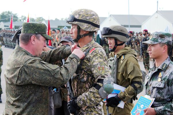 За боевое содружество: узбекский офицер получил награду Минобороны России За боевое содружество: узбекский офицер получил награду Минобороны России - Sputnik Узбекистан
