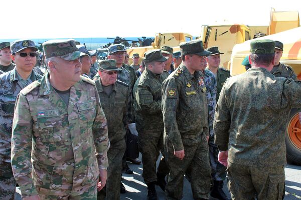 За боевое содружество: узбекский офицер получил награду Минобороны России За боевое содружество: узбекский офицер получил награду Минобороны России - Sputnik Узбекистан