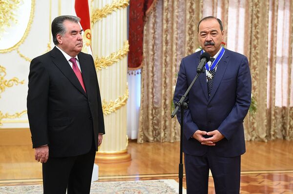 Имомали Раҳмон Абдулла Арипов, Абдулазиз Камилов ва Зокир Алматовни орден билан тақдирлади - Sputnik Ўзбекистон