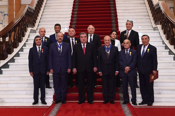 Президент Таджикистана наградил Арипова и Камилова Президент Таджикистана наградил Арипова и Камилова - Sputnik Узбекистан