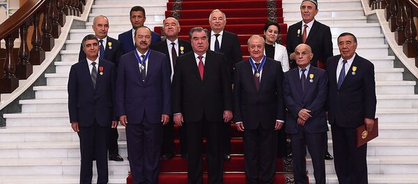Prezident Tadjikistana Emomali Raxmon vruchil gosudarstvennie nagradi gruppe gosudarstvennix deyateley   - Sputnik O‘zbekiston