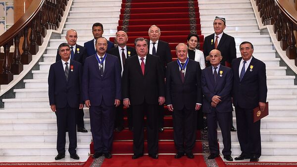 Prezident Tadjikistana Emomali Raxmon vruchil gosudarstvennie nagradi gruppe gosudarstvennix deyateley   - Sputnik O‘zbekiston