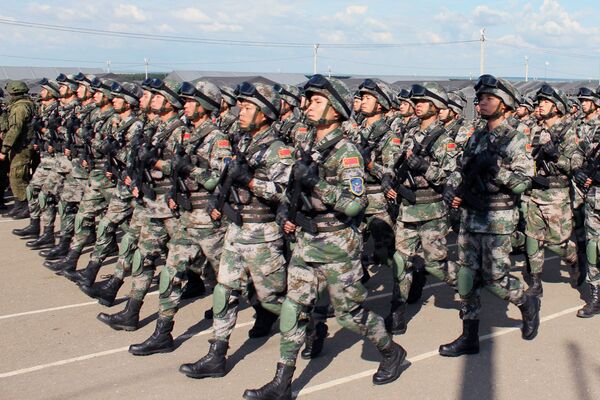 Военнослужащие из Китая и Индии готовят на специально развернутых полевых кухнях - Sputnik Узбекистан