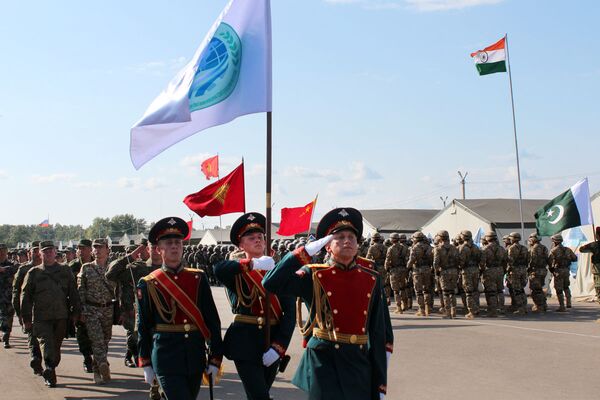 Медалью также были награжден полковник Вооруженных сил Таджикистана Хусейн Кориев - Sputnik Узбекистан