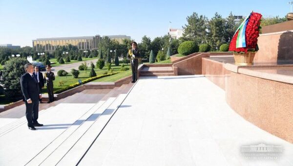 Шавкат Мирзиёев возлагает цветы к памятнику Независимости - Sputnik Ўзбекистон