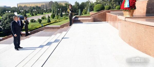Shavkat Mirziyoyev vozlagayet sveti k pamatniku Nezavisimosti Shavkat Mirziyoyev vozlagayet sveti k pamatniku Nezavisimosti - Sputnik O‘zbekiston