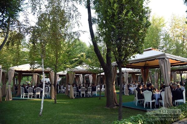 Мирзиёев почтил память жертв репрессий Мирзиёев почтил память жертв репрессий - Sputnik Узбекистан