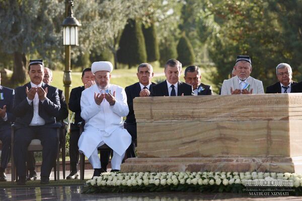 Мирзиёев почтил память жертв репрессий Мирзиёев почтил память жертв репрессий - Sputnik Узбекистан