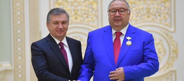 Шавкат Мирзиёев вручил орден Эл-юрт ҳурмати  USM Holding Алишеру Усманову Шавкат Мирзиёев вручил орден Эл-юрт ҳурмати  USM Holding Алишеру Усманову - Sputnik Ўзбекистон
