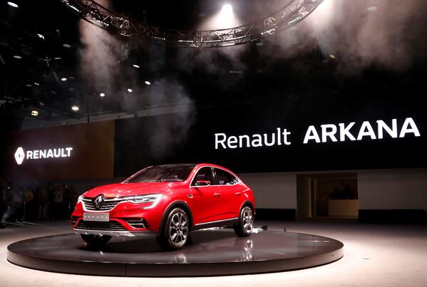 Ko‘rgazmada yangi Renault Arkana avtomobili ko‘rsatildi. - Sputnik O‘zbekiston