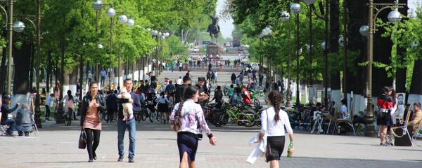 Люди гуляют в парке Люди гуляют в парке - Sputnik Ўзбекистон