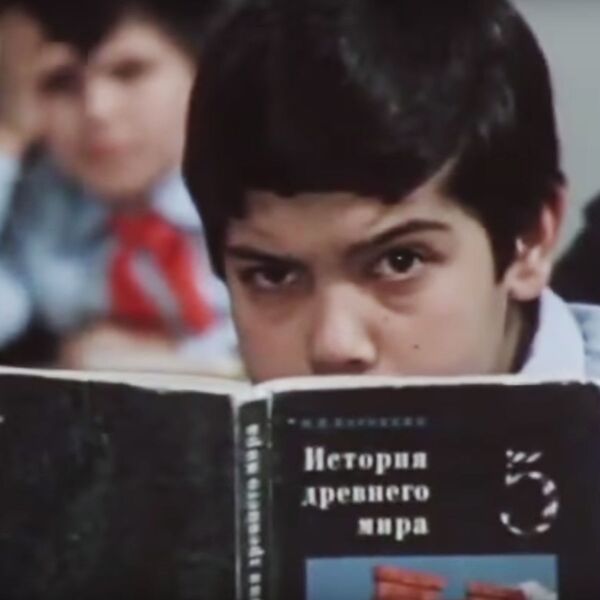 Хамраев: узбекские фильмы о школе были романтическими, но реалистичными - Sputnik Узбекистан