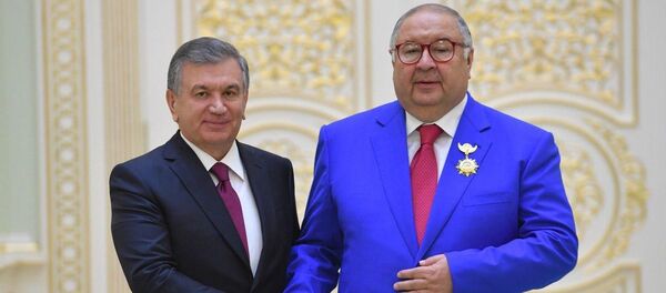 Президент Узбекистана Шавкат Мирзиёев наградил Алишера Бурхановича Усманова орденом Эл-юрт хурмати. Президент Узбекистана Шавкат Мирзиёев наградил Алишера Бурхановича Усманова орденом Эл-юрт хурмати. - Sputnik Ўзбекистон