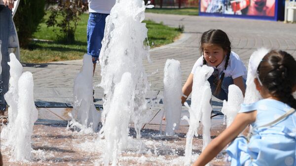 Deti vozle fontana v parke - Sputnik O‘zbekiston