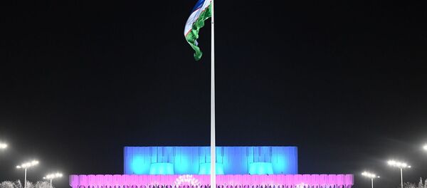 Площадь и Дворец Дружбы народов с гигантским флагом Узбекистана Площадь и Дворец Дружбы народов с гигантским флагом Узбекистана - Sputnik Ўзбекистон