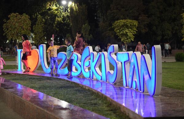 Фотосессия возле надписи Я люблю Узбекистан - Sputnik Узбекистан