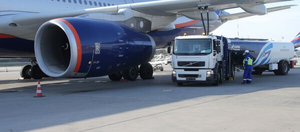 Заправка пассажирского самолета компании Аэрофлот Заправка пассажирского самолета компании Аэрофлот - Sputnik Узбекистан
