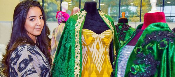 Одежда в национальном узбекском стиле Одежда в национальном узбекском стиле - Sputnik Узбекистан