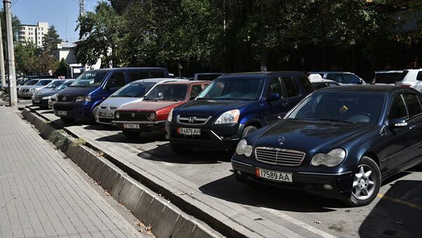 Автомобили на парковке - Sputnik Узбекистан