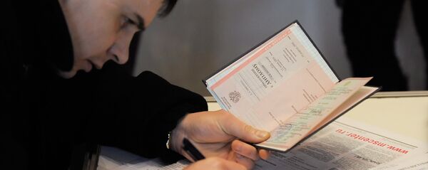 Соискатель заполняет анкету Соискатель заполняет анкету - Sputnik Ўзбекистон