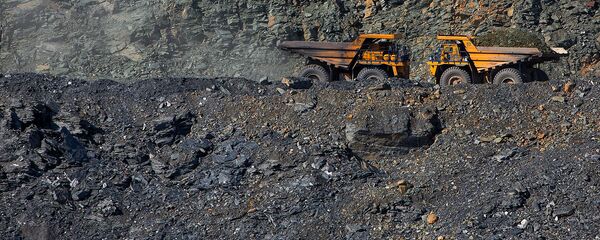 Добыча золотосодержащей породы на рудниках - Sputnik Ўзбекистон