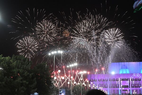 Праздничный салют в честь Дня независимости Узбекистана - Sputnik Узбекистан