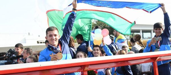 Триумфаторов Азиады торжественно встретили в Ташкенте - Sputnik Узбекистан