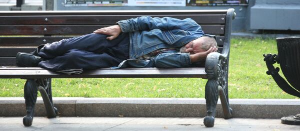 Бомж отдыхает на скамейке Бомж отдыхает на скамейке - Sputnik Узбекистан
