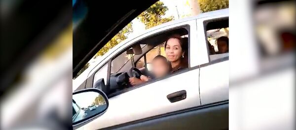 Женщина с ребенком на руках управляла автомобилем - Sputnik Узбекистан