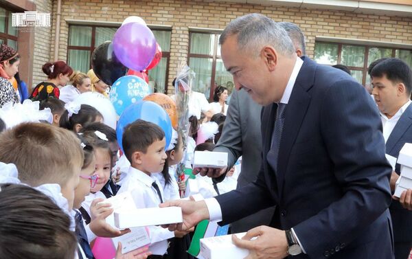 Хоким Ташкента посетил родную школу - Sputnik Узбекистан