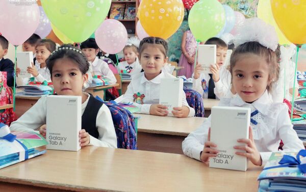 Хоким Ташкента вручил школьникам подарки - Sputnik Узбекистан
