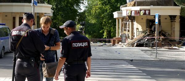 Сотрудники полиции у здания кафе Сепар в Донецке, где произошел взрыв в результате которого погиб глава ДНР Александр Захарченко. Сотрудники полиции у здания кафе Сепар в Донецке, где произошел взрыв в результате которого погиб глава ДНР Александр Захарченко. - Sputnik Узбекистан