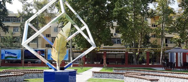 Университет ҳудудида журналистлар тимсоли бўлган олтин қалам ва куб тасвирланган инсталляция ўрнатилди. Куб маъноси – тўртинчи ҳокимият маъносини англатади. Университет ҳудудида журналистлар тимсоли бўлган олтин қалам ва куб тасвирланган инсталляция ўрнатилди. Куб маъноси – тўртинчи ҳокимият маъносини англатади. - Sputnik Ўзбекистон