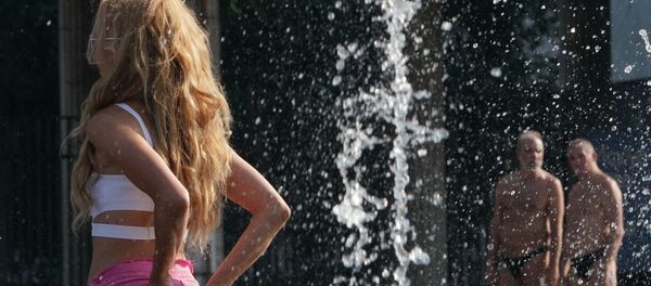 Отдыхающие в парке искусств Музеон в Москве Отдыхающие в парке искусств Музеон в Москве - Sputnik Ўзбекистон