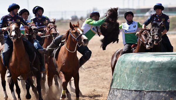 Французские (синие) и узбекские (зеленые) всадники играют в традиционный Среднеазиатский спорт Бузкаши, также известный как Кок-Бору или Оглак Тартис во время Всемирных игр кочевников 2018 года в Чолпон-Ате, Восточный Кыргызстан - Sputnik Узбекистан