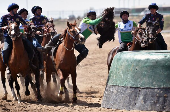 Французские (синие) и узбекские (зеленые) всадники играют в традиционный среднеазиатский спорт Бузкаши, также известный как Кок-Бору или Оглак Тартис, во время Всемирных игр кочевников 2018 года в Чолпон-Ате, Восточный Кыргызстан - Sputnik Узбекистан