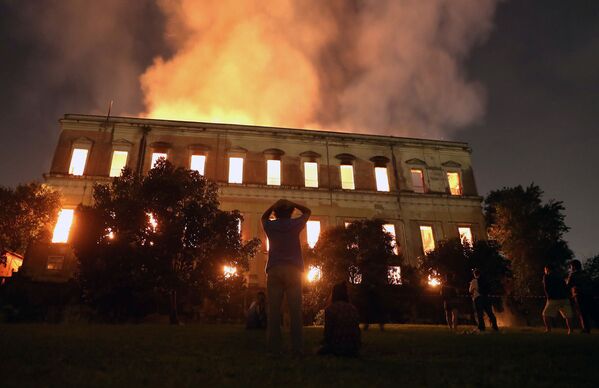Пожар в Национальном музее Бразилии в Рио-де-Жанейро - Sputnik Узбекистан