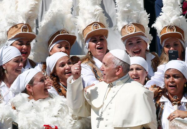 Папа Франциск фотографируется с группой мексиканских верующих  - Sputnik Узбекистан