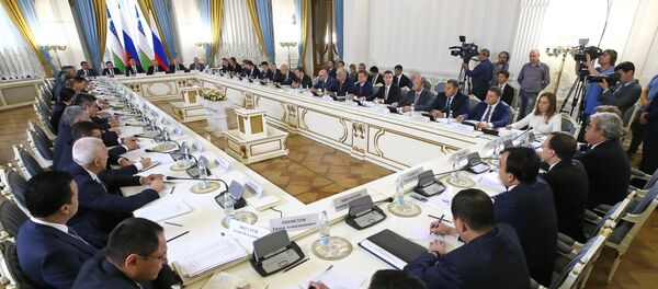 Премьер-министр РФ Д. Медведев встретился с премьер-министром Узбекистана А. Ариповым Премьер-министр РФ Д. Медведев встретился с премьер-министром Узбекистана А. Ариповым - Sputnik Ўзбекистон